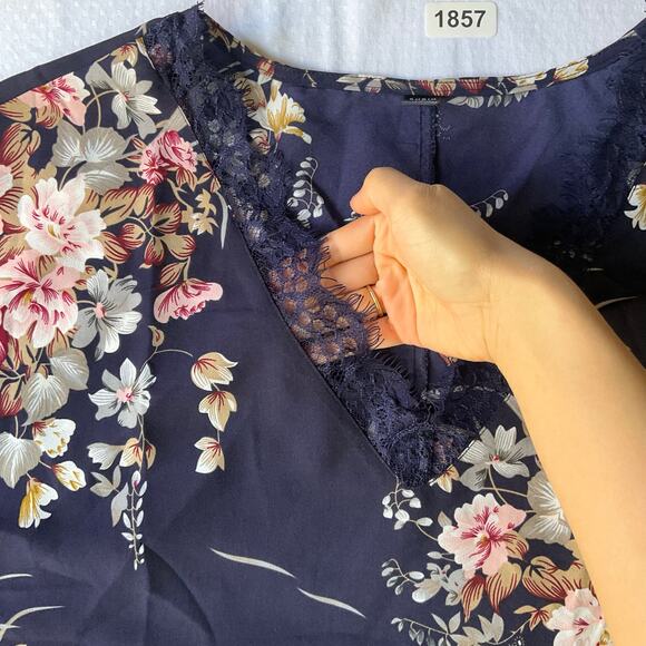 SHEIN Women’s Sleeveless V-neck Semi Sheer Blouse size XL, Floral Blue - Picture 6 of 8